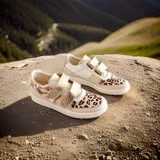 Sneakers de cuero natural y dorado con cierres de velcro, puntera con animal print de leopardo, y detalles pintados a mano.