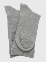 Calcetín de largo medio en color gris melange, con puño suave y bordado pequeño del logo de la marca en la parte superior.