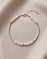 Pulsera de plata 925 semirrígida, con una línea central de perlas de río en la parte superior.