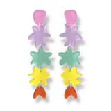 Aros colgantes con formas geométricas de acrílico en colores pastel: rosa, lila, verde, amarillo y naranja.