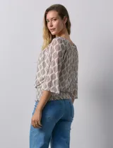 Blusa de microtul estampado con hojas color marrón sobre fondo blanco, marca Harper. Tiene mangas 3/4 amplias y ruedo con punto smock. Incluye forro interno a tono.