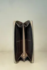 Billetera de charol color cereza con textura tipo cocodrilo y cierre perimetral con cremallera.