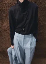 Pantalón de vestir tiro medio con diseño de raya diplomática, trabillas para cinto, dos bolsillos laterales y dos bolsillos de ribete en la parte posterior, con cierre oculto de ganchos y cremallera.