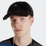 Gorra Vans de tipo jockey, color negro, confeccionada en tejido de poliéster con textura de felpa. Tiene visera curvada, diseño de 6 paneles, etiqueta tejida con el logo de Vans en el frente y cierre trasero ajustable.