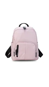 Mochila de nylon color verde oliva, con cierre principal y dos bolsillos frontales con cierre. Tiene correas de hombro ajustables en color negro y asa superior de agarre.