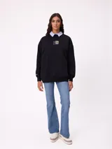 Jean de corte acampanado (flare fit) en color azul lavado, con tiro medio, cierre frontal con botón y bolsillos laterales y traseros.