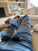 Jean de corte flojo con spandex y apliques de gamuza bordadas a mano.