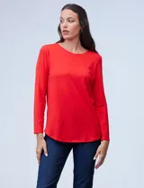 Remera negra de modal con cuello a la base y mangas largas.
