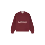 Sweater de punto en color bordó, con cuello redondo acanalado, mangas largas y el nombre de la marca bordado en el pecho en letras blancas.