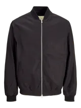 Campera bomber negra de tejido liviano de lino y algodón, con cuello tipo baseball, cierre con cremallera, mangas largas con puños de canalé y bolsillos delanteros.