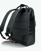 Mochila urbana Cabaia modelo Adventurer, color gris oscuro con detalles en cuero sintético color suela. Cuenta con compartimento principal con cierre, bolsillo frontal con cierre, asas superiores y base reforzada.