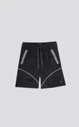 Bermuda negra de textil liviano con calce oversize, elástico y cordón de ajuste en la cintura. Presenta recortes con ribetes reflectantes grises en los bolsillos delanteros y ribetes blancos en el ruedo. Posee bolsillos traseros.