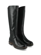 Bota de caña alta confeccionada en cuero vacuno color negro, con paneles laterales elásticos y suela estilo track con detalle de madera en el cerco.