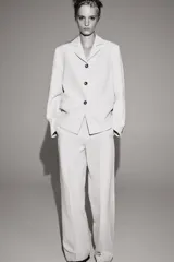 Pantalón ZARA Woman Collection de tiro medio y corte recto, confeccionado en hilatura con mezcla de lino en color blanco. Cuenta con cintura con trabillas, bolsillos laterales ocultos en costura, detalle de raya planchada y cierre frontal con cremallera, botón y ganchos metálicos.