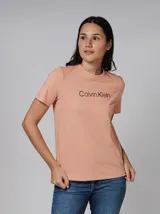 Remera de algodón de corte regular, con cuello redondo y mangas cortas. Presenta el logo de la marca estampado en el frente en colores contrastantes.