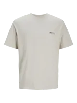 Remera de manga corta color gris claro, de corte relaxed y cuello redondo, con pequeño estampado tipográfico en el pecho.