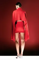 Falda corta color rojo, confeccionada en tejido de punto canalé, de corte ajustado y cintura elástica.