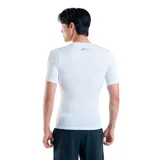 Remera deportiva Under Armour de compresión, modelo HeatGear Armour Comp SS, de manga corta y color blanco, diseñada con tejido superligero y transpirable con paneles de malla y mangas raglán.