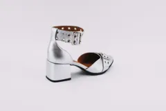 Zapato de cuero color dorado con punta fina, taco cuadrado y pulsera con hebilla y ojales.