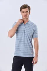Remera polo de jersey color blanco, con diseño de rayas horizontales multicolores y cierre frontal de botones.