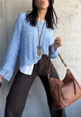 Sweater celeste de hilo con calados y mangas largas acampanadas.