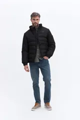 Campera puffer de nylon con diseño matelaseado, cuello alto y cierre frontal. Presenta un corte regular, bolsillos laterales con cierre y logo bordado en el pecho.
