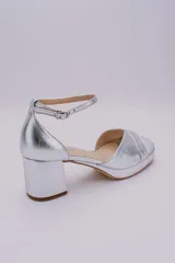 Sandalias negras de cuero con plataforma y taco ancho.