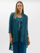 Conjunto de tres piezas compuesto por musculosa, cardigan y pantalón. La musculosa y el cardigan presentan un diseño plisado con hilos metalizados en tonos verdes y azules, creando un efecto tornasolado. El cardigan es de frente abierto con mangas 3/4 y corte fluido. El pantalón es de seda fría en color azul petróleo, con cintura elastizada. Incluye un collar removible.