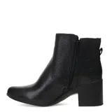 Bota de caña baja marca Bottero, confeccionada en cuero negro con textura combinada de cuero liso y cuero perforado en la parte superior. Presenta taco cuadrado y cierre lateral.