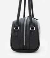 Cartera mediana de diseño rectangular con estructura rígida, confeccionada en poliuretano con textura estilo avestruz. Cuenta con dos asas fijas, cierre superior con cremallera doble y herrajes metálicos en níquel.