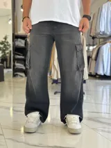 Pantalón de jean cargo color azul, con bolsillos laterales con solapa en los muslos, corte recto y holgado.