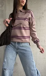 Sweater de punto color lavanda con diseño rayado en tonos morados, cuello polo con botones y mangas largas.