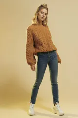 Pantalón de jean corte regular, tiro alto con cierre de botones a la vista, en tono azul clásico con efecto lavado.