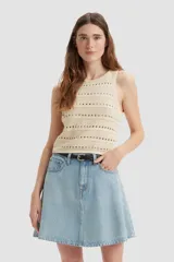 Musculosa de crochet color beige con diseño calado.