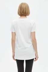 Remera negra de algodón, con cuello en V, mangas cortas, corte al cuerpo y estampa frontal con la frase "Emotionally Unavailable" en letras rosadas.