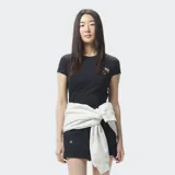 Remera negra de algodón con cuello redondo, corte ligeramente ajustado y logo Converse All Star estampado en el pecho.