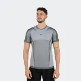 Remera técnica Reebok Lab Tech de manga corta, color gris claro y gris oscuro, con tejido sin costuras y diseño jacquard vectorial. Presenta un logo pequeño en el pecho.