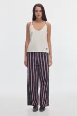 Top musculosa de algodón con efecto lavado degradé en tonos morados, escote redondo y breteles retorcidos.