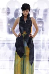 Bufanda larga de lana afieltrada, tejida y teñida a mano, con diseño de bloques de color en tonos tierra, negro y verde.