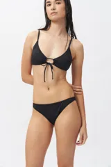 Parte inferior de bikini negra, corte clásico y tiro bajo.