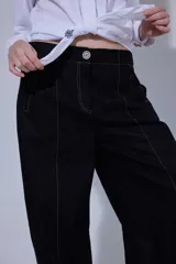 Pantalón de tiro medio y piernas anchas, confeccionado en mezcla de lino y algodón, con bolsillos delanteros y traseros con detalles de costuras pespunteadas a contratono.