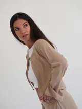 Saco abierto de punto fino, color verde menta, con mangas largas y corte corto a la cintura.