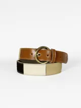 Cinto de cuero marrón con hebilla metálica dorada y diseño patchwork en tonos beige, negro y marrón.