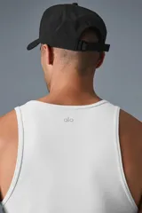 Gorra tipo trucker de alto rendimiento, color negro, con corona estructurada, logo frontal en relieve y paneles traseros perforados para mayor ventilación. Cuenta con cierre ajustable de velcro.
