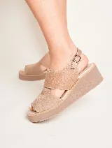 Sandalia de cuero color blanco con plataforma de 2 cm y taco de 5 cm.