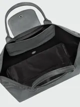 Bolso de mano tipo tote de la línea Le Pliage One de Longchamp, en color bordó. Presenta un diseño minimalista con cierre de cremallera superior, solapa con botón a presión y asas cortas de cuero.