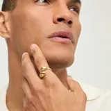 Anillo de aleación de metales bañado en oro 18k con diseño abierto en forma de espiral y extremos abultados de líneas orgánicas.