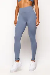 Calza deportiva de tiro alto confeccionada en poliamida y elastano, con diseño minimalista y ajuste compresivo que realza la silueta.