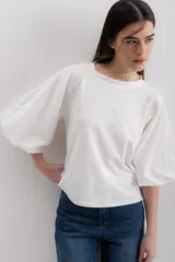 Blusa blanca de algodón con mangas abullonadas con bordado calado.