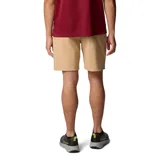 Short tipo chino de corte recto y diseño funcional, confeccionado con tecnología Omni-Shade para protección solar y Omni-Shield para repelencia a líquidos y manchas. Cuenta con múltiples bolsillos, incluyendo uno de seguridad con cremallera y un bolsillo específico para teléfono.